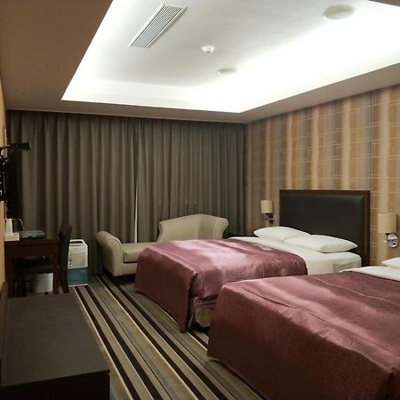Metropolis Hotel Taoyuan Exterior foto